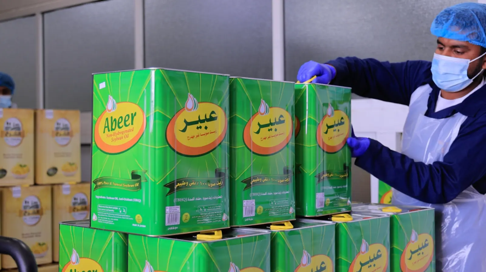 Abeer® soybean oil tins during production inspection